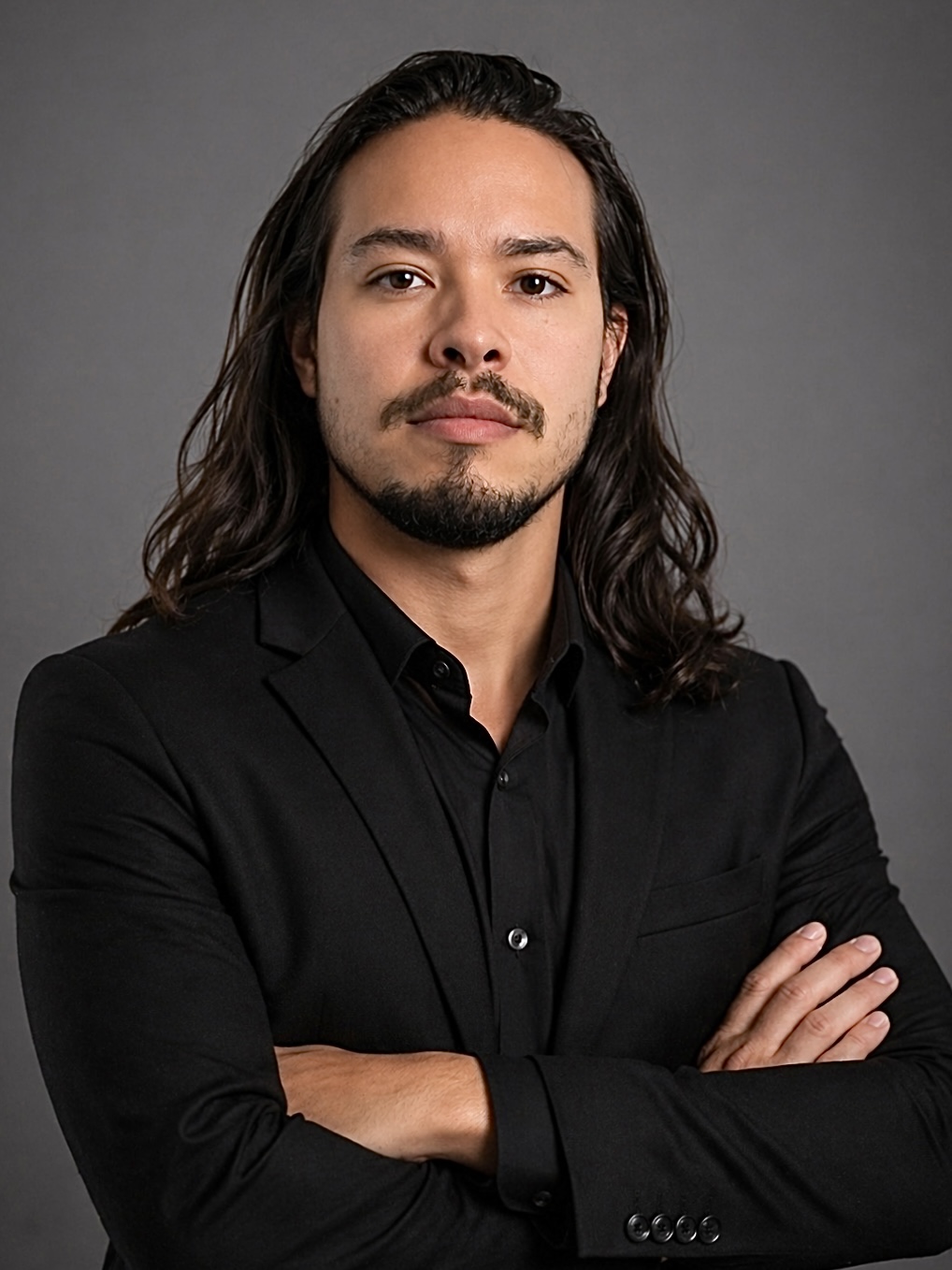 Filipe Ferreira, hipnoterapeuta, em traje escuro